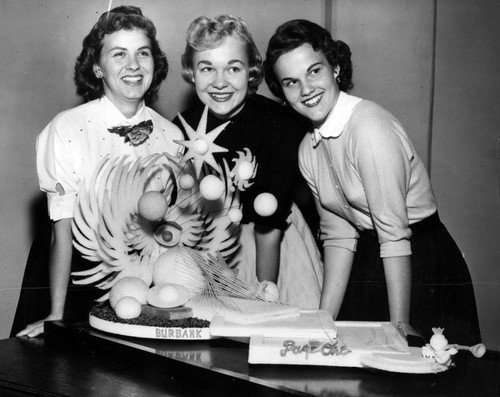 Girls inspect model of Rose float