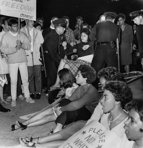 Police arrest Negro and white demonstrators