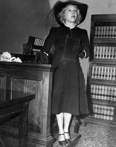 Mae Murray on witness stand — Calisphere
