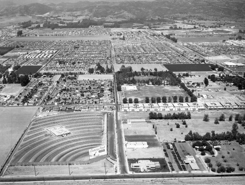 Canoga Park Drive-In, Los Angeles, looking west