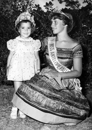 Queen crowns junior queen