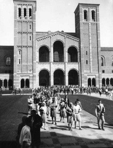 Royce Hall, U.C.L.A. campus, view 14