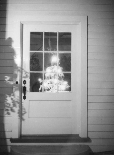 Christmas tree through the door at Schultheis' Hollywood home