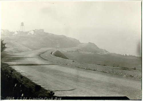 [Lincoln Park Blvd overlooking the ocean]