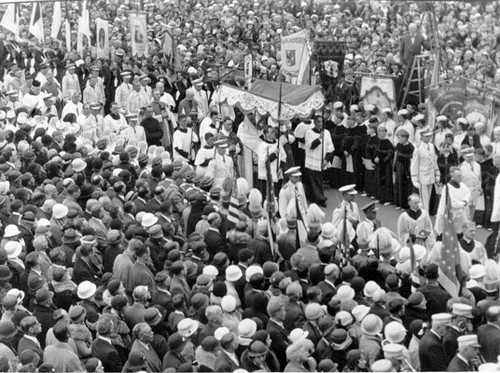 [Crowd of people watching a procession at novena to St. Anne]