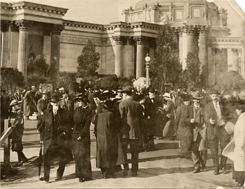 [Crowd of people near the Palace of Fine Arts at the Panama-Pacific International Exposition]