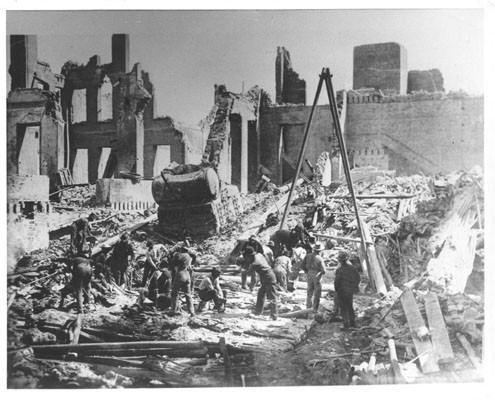 [City Hall in ruins after the 1906 earthquake and fire]