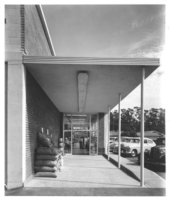 [Exterior of a Safeway grocery store]