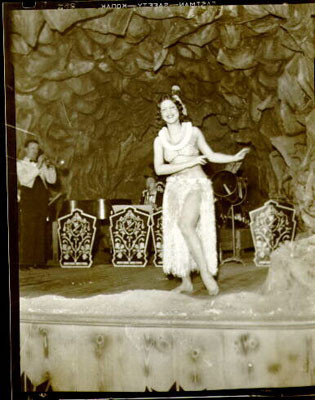 [Entertainers in an unidentified nightclub in the Barbary Coast district]