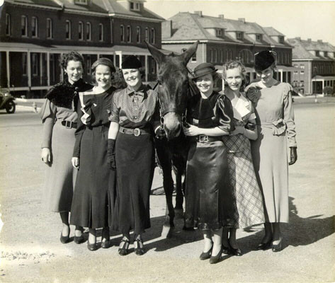 [Doradell Meredeth, Polly Willard, Kathleen Nye, Doris Henry, Evangeline Barnes and Isabella Henry posing with a horse during Army Day celebrations ]