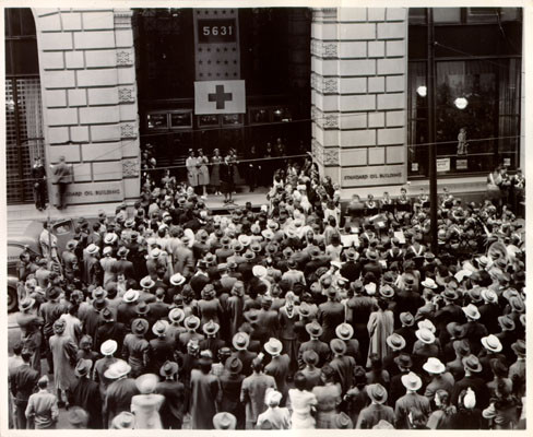 [Employees of the Standard Oil Company assembled in front of the company's office building at 225 Bush Street for a blood donor rally]