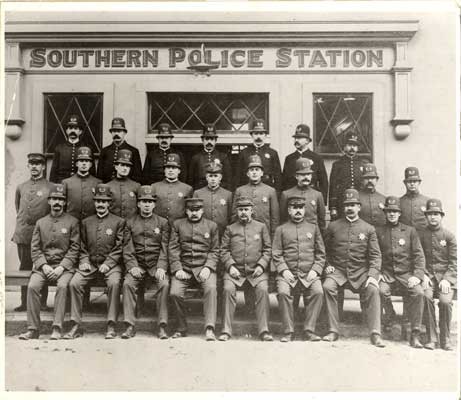 [Police officers' uniform dress changes, a group photo at Southern Police Station]