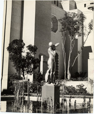 [Statue 'The Girl and the Penguins' by sculptor Edgar Walter in the Court of Reflections, Golden Gate International Exposition on Treasure Island]