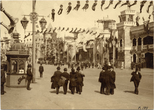 [View of The Zone at the Panama-Pacific International Exposition]