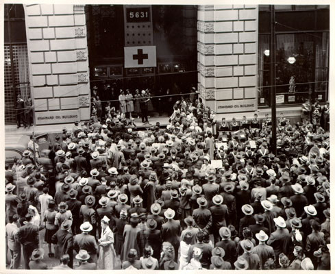 [Employees of the Standard Oil Company assembled in front of the company's office building at 225 Bush Street for a blood donor rally]