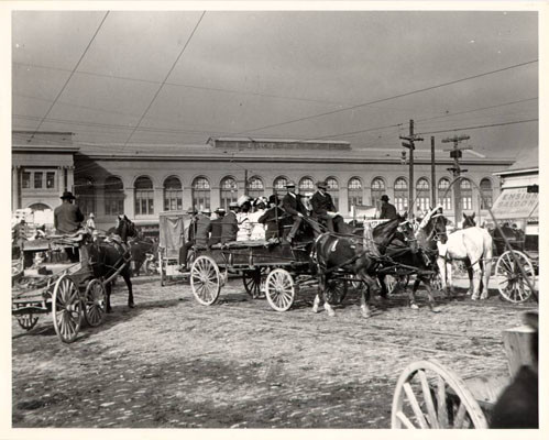 [Group of people on a horse drawn carriage near the Ferry Building, after the earthquake of April 18, 1906]