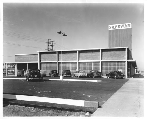 [Exterior of a Safeway grocery store]