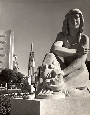 [Statue 'Modern American Woman' by sculptor Carl George in the Fountain of Western Waters in the Court of Pacifica, Golden Gate International Exposition on Treasure Island]