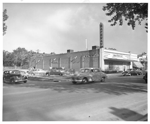 [Exterior of a Safeway grocery store]