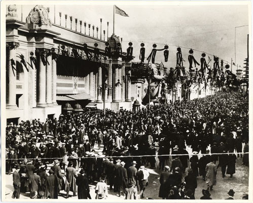 [Crowd of people in front of the Panama Canal building in The Zone at the Panama-Pacific International Exposition]