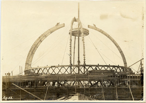 [Installation of dome ring on the Palace of Agriculture, Panama-Pacific International Exposition]