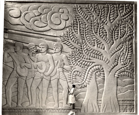 [Sculptor Jacques Schnier working on the bas relief 'Dance of Life', Golden Gate International Exposition on Treasure Island]