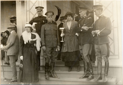 [Group of people posing with trophy from Army Horse Show at the Panama-Pacific International Exposition]