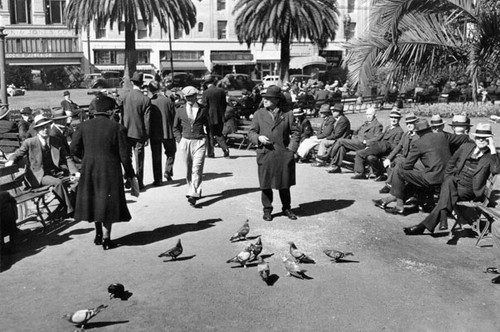 [People relaxing in Union Square]