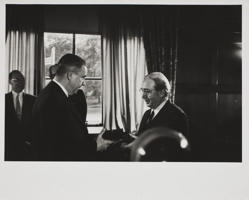 Leo Szilard recieving Atoms for Peace Award