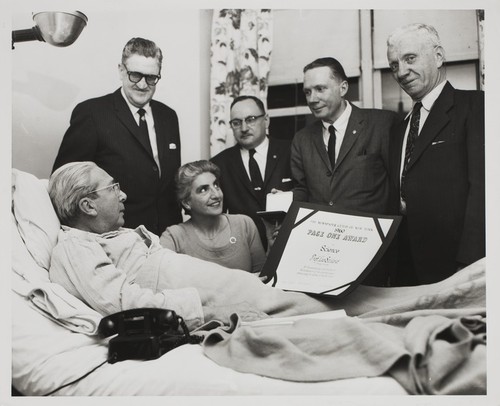 Leo Szilard presented with the Newspaper Guild's Page One Award in Science. Memorial Hospital, New York - 1