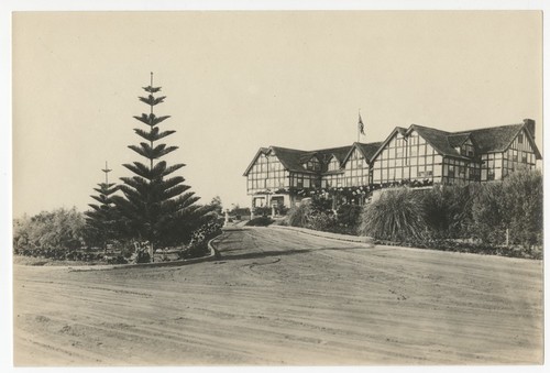 Unpaved road leading to Stratford Inn