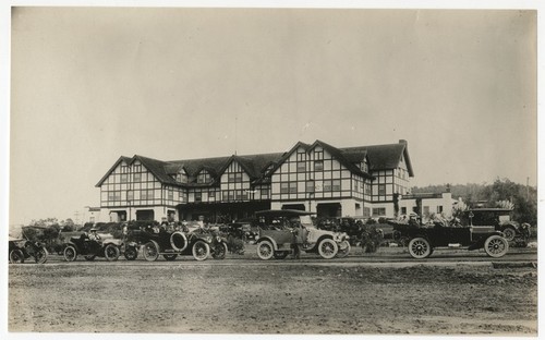 People in cars in front of Stratford Inn