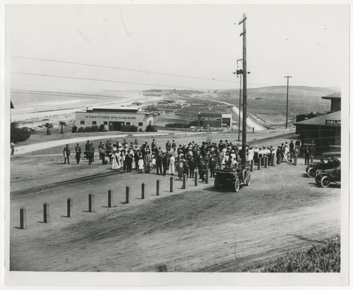 Crowd of people at the Del Mar train station