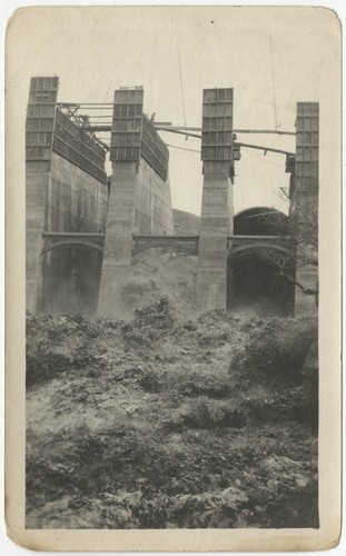 Lake Hodges Dam flood during construction