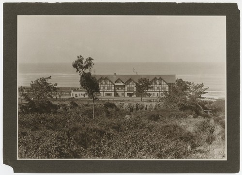 Exterior of Stratford Inn with view of the Pacific Ocean