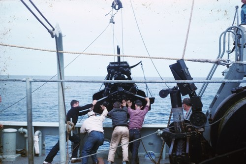 Men on R/V HORIZON deploying clam bucket