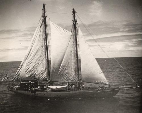 [R/V E.W. Scripps under sail]