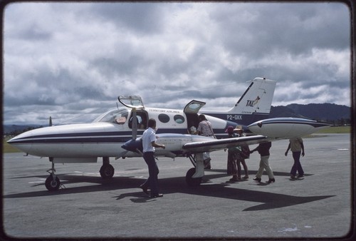 Mount Hagen: small Territory Airlines light twin boarding passengers