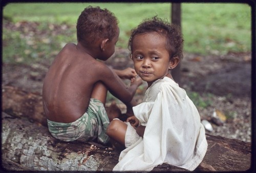 Children sitting on a log, Imala (r)