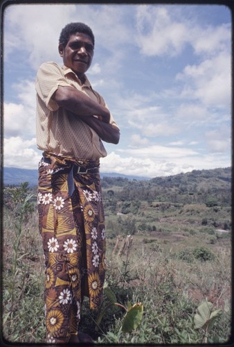 Western Highlands: man wearing length of fabric, secured with belt