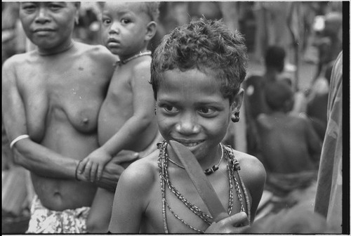 Mortuary ceremony, Omarakana: girl with knife, wearing shell necklaces and turtle shell earrings