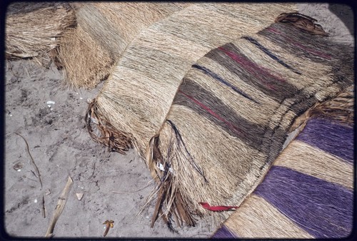 Weaving: long fiber skirts with stripes of different colors