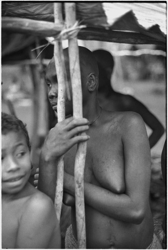 Mortuary ceremony, Omarakana: mourning woman and child at ritual exchange