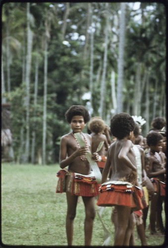 Dance: girls wear short colorful fiber skirts, carry flattened pandanus leaves, prepare for circle dance