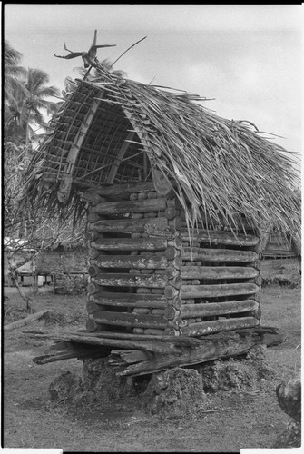 Yam house in Tukwaukwa, designs painted on roof supports, sculpture at peak of roof