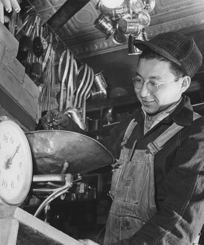 [Former Los Angeles fruit and vegetable clerk Joe Sitsuda weighing nails in Union Hardware Store, Denver, Colorado]