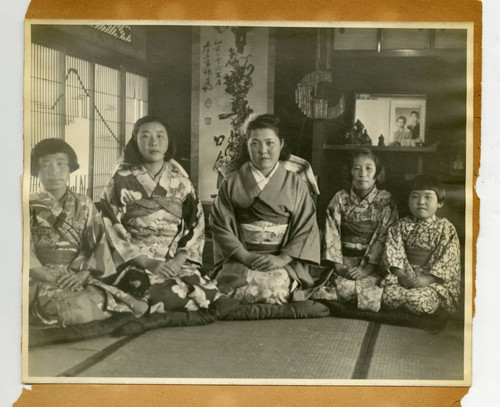 Mamie Yoshiko Sakamoto with Ishida family members