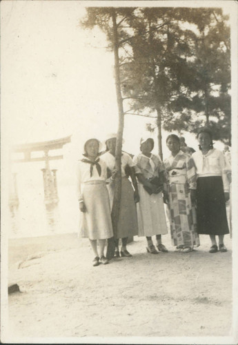 Jogakuin girls and I [Seiko Ishida] visit Miyagima [Miyajima]