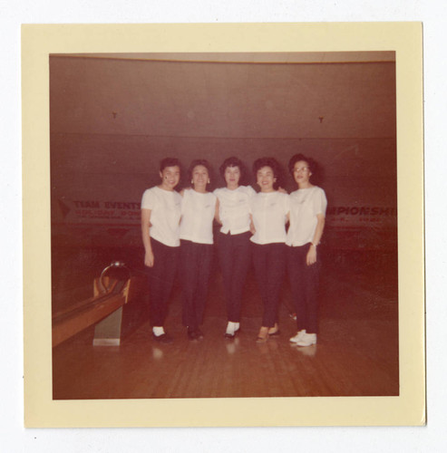 Sumiko Dorothy Tanabe with bowling league members