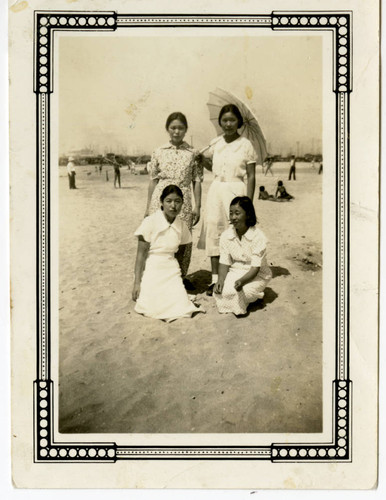 Kiyoko Maeda Yoshioka with Kimiko Maeda Ishibashi and friends at Cabrillo Beach in San Pedro